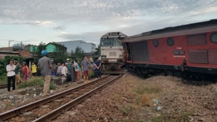 Liên tiếp xảy ra các vụ tai nạn tàu hỏa tại Nghệ An và Quảng Nam khiến giao thông đường sắt bị tê liệt (Thời sự đêm 26/5/2018)