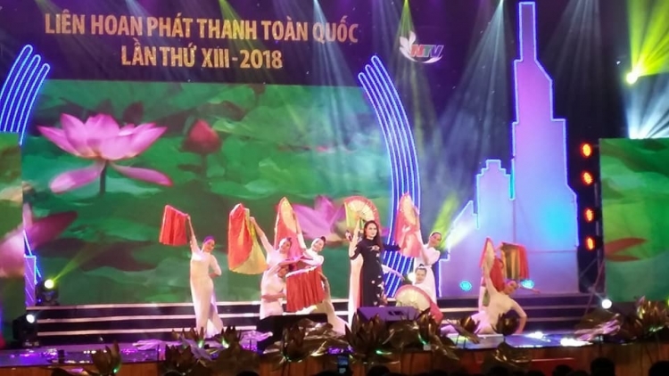 Khai mạc Liên hoan phát thanh toàn quốc lần thứ 13 năm 2018 với chủ đề “Phát thanh với công cuộc đẩy mạnh công nghiệp hóa, hiện đại hóa đất nước và hội nhập quốc tế” tại Nghệ An. Đây là dịp để tôn vinh những người làm “báo nói” và đặc biệt là những tác giả đã có những tác phẩm tác động tích cực đến xã hội (Thời sự đêm 3/5/2018)