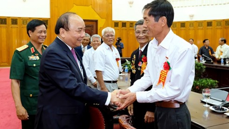 Thủ tướng Nguyễn Xuân Phúc tiếp đoàn đại biểu cựu thiếu niên dũng sĩ diệt Mỹ (Thời sự chiều 18/5/2018)