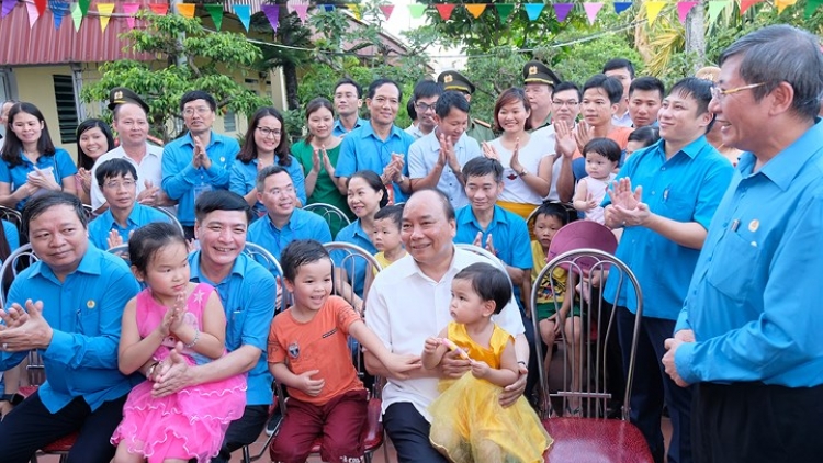 Thủ tướng Nguyễn Xuân Phúc gặp gỡ và đối thoại với hơn 800 công nhân lao động các khu công nghiệp vùng đồng bằng sông Hồng với chủ đề "Năng suất cao hơn, phúc lợi tốt hơn" (Thời sự trưa 20/5/2018)