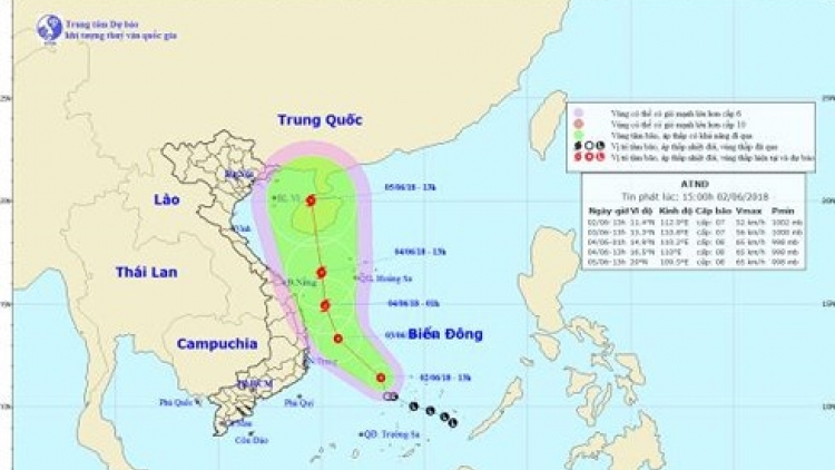 Áp thấp nhiệt đới tiếp tục đi lên phía Bắc, cách quần đảo Hoàng Sa của Việt Nam khoảng 200 km về phía Nam, dự báo có khả năng mạnh lên thành bão (Thời sự đêm 03/06/2018)