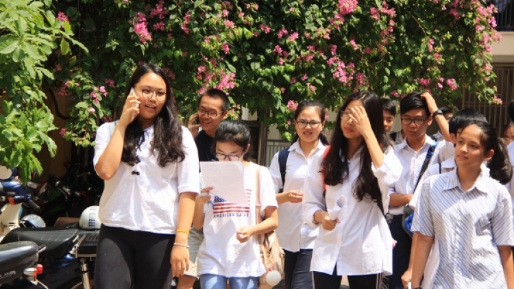 Hà Nội công bố điểm chuẩn vào lớp 10 của 4 trường Trung học phổ thông chuyên năm học 2018 - 2019, trong đó mức điểm cao nhất là Trường Trung học phổ thông chuyên Hà Nội - Amsterdam (Thời sự chiều 28/6/2018)