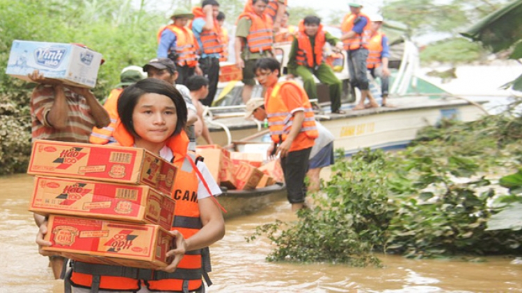 Chung tay giúp đỡ đồng bào bị lũ lụt tại các tỉnh miền núi phía Bắc, nhiều cơ quan, đơn vị phát động với tinh thần tương thân tương ái, “một miếng khi đói bằng một gói khi no” (Thời sự đêm 28/6/2018)