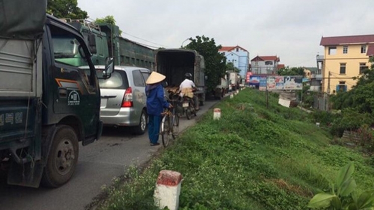 Bắc Ninh, đường đê oằn mình vì xe né trạm thu phí (8/6/2018)