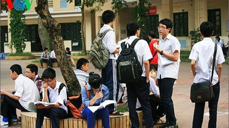 Nhiều phụ huynh và học sinh Hà Nội lo lắng không trúng tuyển vào lớp 10 công lập (Thời sự trưa 23/6/2018)