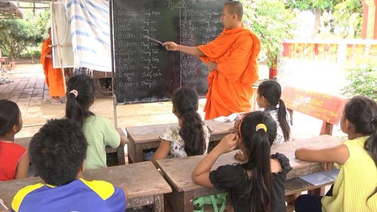 Về chùa học chữ Khơ me (24/7/2018)