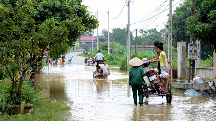 Từ đêm nay đến sáng mai, khu vực Hòa Bình sẽ có mưa to trở lại. Tình trạng ngập úng tại Chương Mỹ - Hà Nội và Lương Sơn - Hòa Bình còn kéo dài trong nhiều ngày tới (Thời sự đêm 30/7/2018)