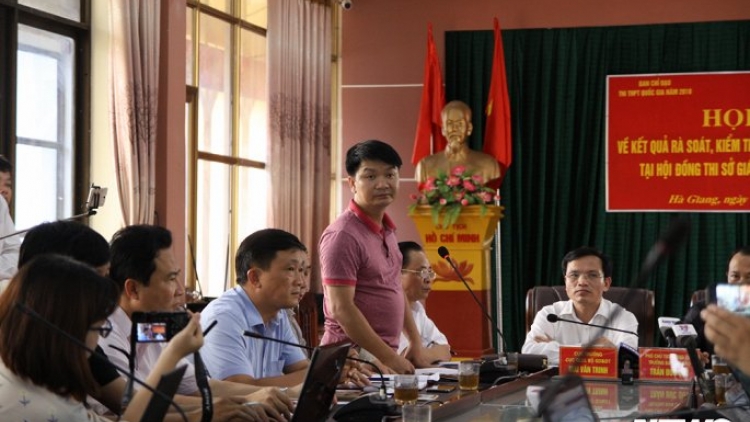 Cơ quan An ninh điều tra Công an tỉnh Hà Giang đã ra quyết định khởi tố hình sự về tội “Lợi dụng chức vụ, quyền hạn trong khi thi hành công vụ”. Trong khi đó, tổ công tác của Bộ Giáo dục và Đào tạo sẽ tiến hành chấm lại các bài thi ngay trong đêm nay, nhằm xác minh những nghi vấn liên quan đến kết quả thi Trung học phổ thông Quốc gia tại tỉnh Sơn La (Thời sự đêm 19/7/2018)