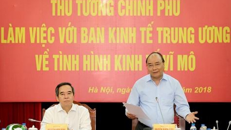 Tại Ban Kinh tế Trung ương, Thủ tướng Nguyễn Xuân Phúc và Trưởng Ban Kinh tế Trung ương Nguyễn Văn Bình đồng chủ trì buổi làm việc về tình hình kinh tế vĩ mô của Việt Nam trong 6 tháng đầu năm nay và trao đổi một số chính sách, giải pháp lớn nhằm bảo đảm ổn định kinh tế vĩ mô, thúc đẩy tăng trưởng kinh tế nhanh, bền vững (Thời sự đêm 23/7/2018)