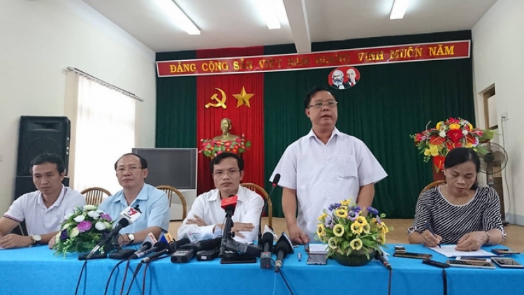 Tổ công tác của Bộ Giáo dục - Đào tạo kết luận, những sai phạm tại Hội đồng thi Sở Giáo dục - Đào tạo Sơn La đã vi phạm nghiêm trọng quy chế thi THPT Quốc gia năm nay. Trong khi đó, tại Hòa Bình, Hội đồng chấm kiểm định bài thi khẳng định, 100% bài thi đã chấm thẩm định trùng khớp với kết quả trước đó (Thời sự chiều 23/7/2018)