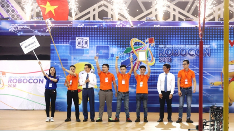 Đội Việt Nam trở thành nhà vô địch Robocon Châu Á - Thái Bình Dương 2018 (Thời sự đêm 26/8/2018)