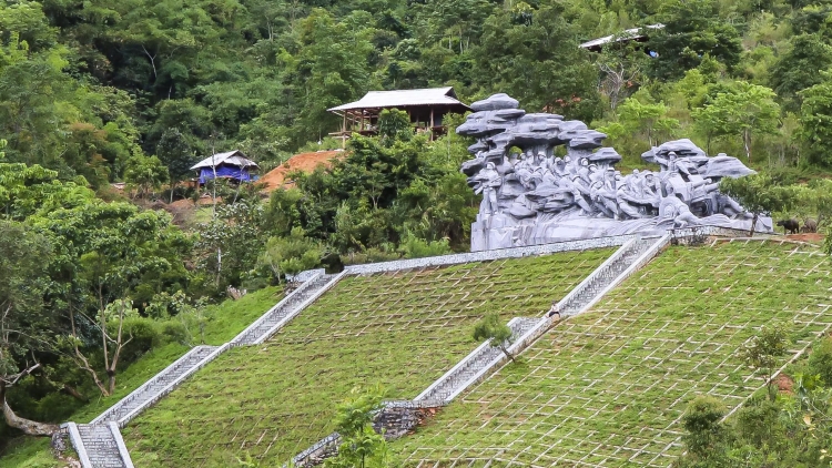 Loạt phóng sự: Có hay không việc tiếp tay xâm lấn di tích cấp Quốc gia đặc biệt Sở Chỉ huy Chiến dịch Điện Biên Phủ? Bài 2: Ủy ban nhân dân tỉnh Điện Biên khẳng định: Vi phạm nghiêm trọng Luật Di sản văn hóa (27/8/2018).