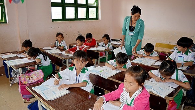 Cà Mau chưa cắt hợp đồng với hơn 1.000 giáo viên dôi dư sau khi tỉnh tổ chức rà soát, sắp xếp các điểm trường lẻ (Thời sự đêm 4/8/2018)