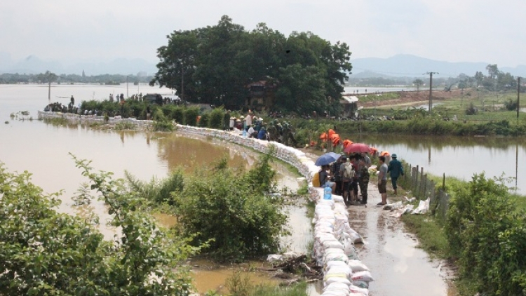 Đến chiều nay, nước lũ tại huyện Chương Mỹ đã rút, đê Hữu Bùi đã an toàn, nhưng vẫn còn nhiều điểm có nguy cơ sạt lở và sụt lún. Chính quyền địa phương đang triển khai phương án hỗ trợ người dân ổn định cuộc sống ( Thời sự chiều 1/8/2018)