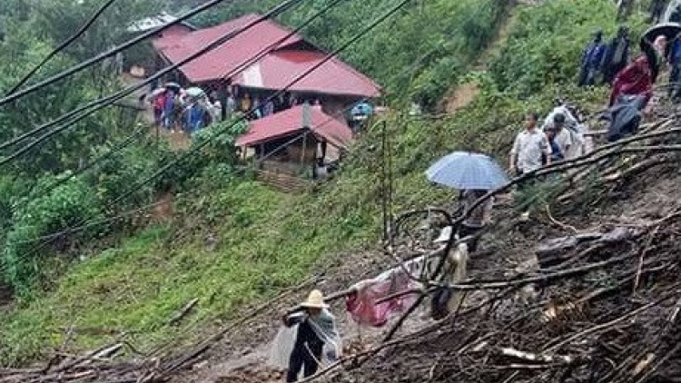 Do mưa lớn kéo dài, chiều nay tại 2 xã Mù Sang và Vàng Ma Chải của huyện Phong Thổ, Lai Châu xảy ra sạt lở đất khiến 6 người tử vong (Thời sự đêm 3/8/2018)