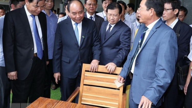 Thủ tướng Nguyễn Xuân Phúc yêu cầu trong 10 năm tới, ngành chế biến gỗ và lâm sản xuất khẩu Việt Nam phải trở thành một ngành mũi nhọn trong sản xuất, xuất khẩu của nền kinh tế quốc dân (Thời sự chiều 8/8/2018)