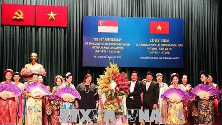 Kỷ niệm 45 năm ngày thành lập quan hệ ngoại giao Việt Nam - Singapore (9/8/2018)