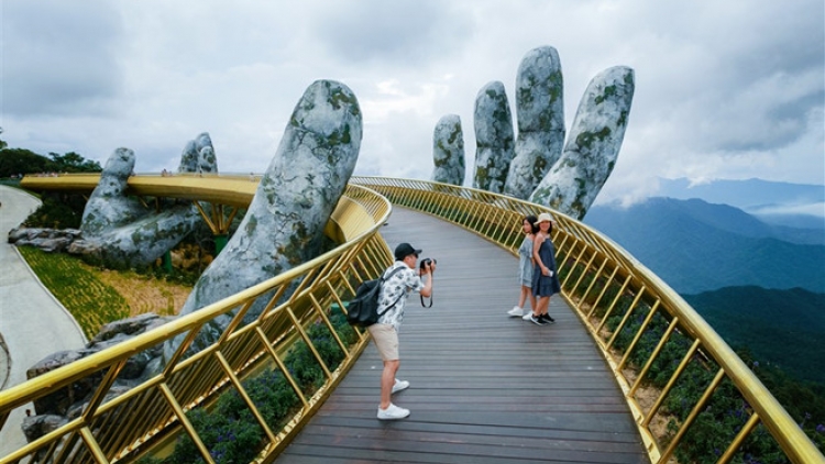 Điểm đến hấp dẫn tại Đà Nẵng - Cây cầu vàng tại Bà Nà Hill (28/9/2018)