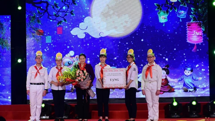 Chủ tịch Quốc hội Nguyễn Thị Kim Ngân dự Đêm hội trăng rằm 2018 của Thiếu nhi Hà Nội (Thời sự đêm 20/9/2018)