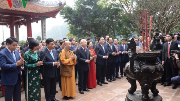 Tổng Bí thư, Chủ tịch nước Nguyễn Phú Trọng và kiều bào thả cá chép tiễn ông Công, ông Táo (Thời sự chiều 26/1/2019)