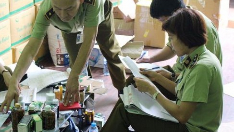 Thành phố Hồ Chí Minh tạm giữ lượng lớn hàng khô, dầu ăn không rõ nguồn gốc xuất xứ (18/1/2019)