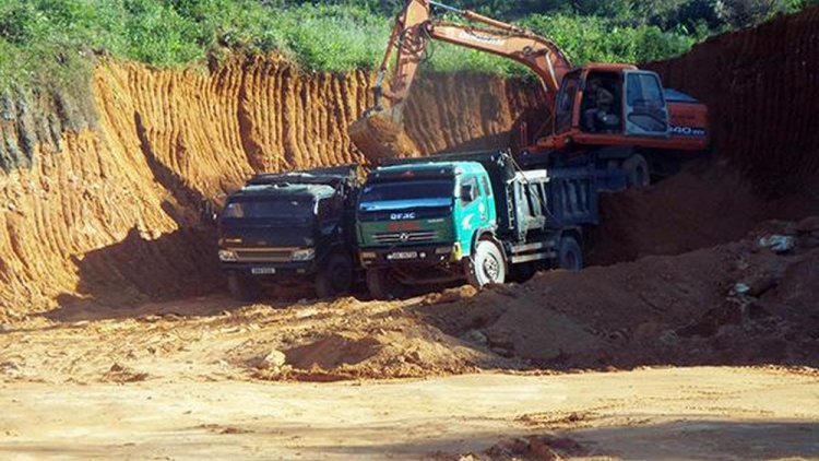 Tình trạng khai thác đất đá trái phép vẫn xảy ra ở Hà Tĩnh (14/10/2019)