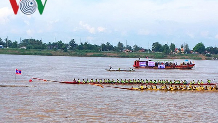 Lễ hội đua thuyền truyền thống nhân mùa lễ Ork Phansa ở Lào (17/10/2019)