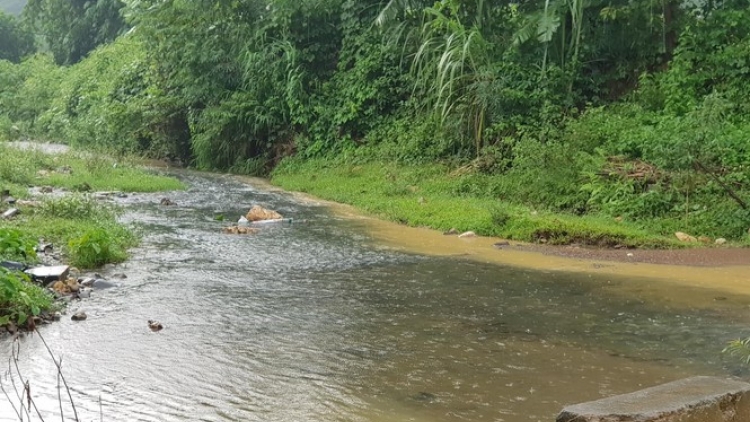 “Thủ phạm” khiến nước sinh hoạt bốc mùi ở Hà Nội là do hành vi đổ trộm dầu thải vào khe núi tại huyện Kỳ Sơn, tỉnh Hòa Bình (14/10/2019)