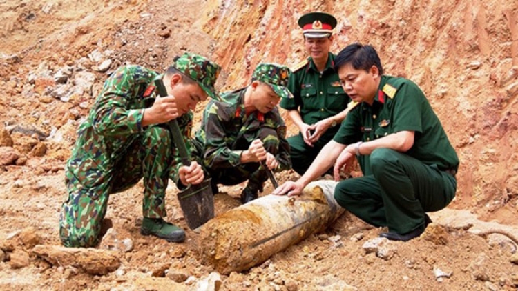 THỜI SỰ 21H30 ĐÊM 7/10/2019: Bộ chỉ huy quân sự tỉnh Quảng Ninh di dời thành công quả bom nặng hơn 100kg được phát hiện tại công trình xây dựng nhà dân ngay trung tâm thành phố Hạ Long.