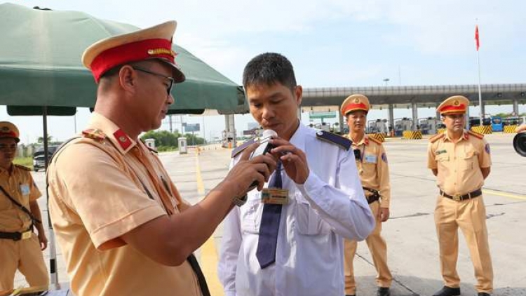 THỜI SỰ 18H00 CHIỀU 8/9/2019: Bộ Công an hoàn tất lấy ý kiến dự thảo lần cuối về quy chế dân chủ trong công tác đảm bảo trật tự an toàn giao thông, trong đó thay đổi lớn nhất là người dân được giám sát hoạt động của cảnh sát giao thông bằng máy ghi âm và máy ghi hình