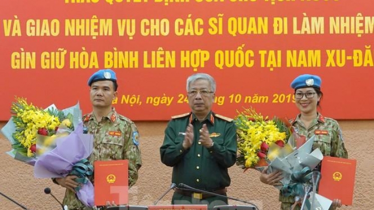 THỜI SỰ 21H30 ĐÊM 24/10/2019: Trao Quyết định của Chủ tịch nước và giao nhiệm vụ cho 2 sĩ quan chuẩn bị đi làm nhiệm vụ tại Phái bộ Gìn giữ hòa bình Liên hợp quốc tại Nam Xu-đăng.