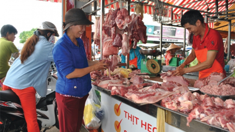 THỜI SỰ 18H CHIỀU 13/11/2019: Sản lượng thịt lợn trong nước đang thiếu hụt khoảng 8,7% so với cùng kỳ năm ngoái, trong khi giá lợn hơi không ngừng tăng, đẩy nguy cơ nguồn cung thịt lợn trong nước khan hiếm những tháng cuối năm.