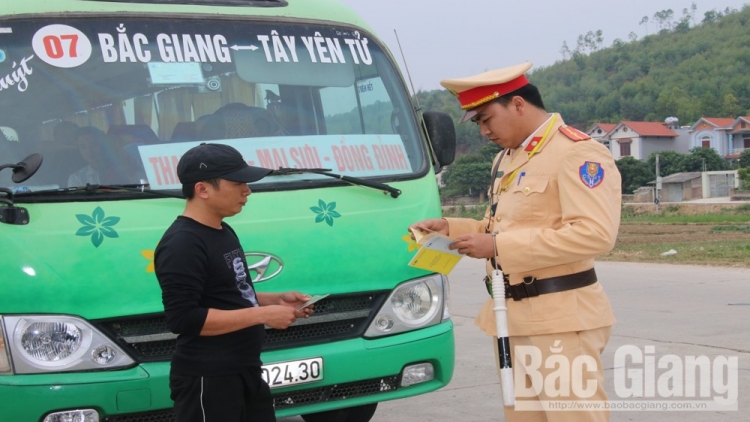 Bắc Giang tổng kiểm tra xử lý xe đưa đón công nhân không đảm bảo an toàn giao thông (16/12/2019)