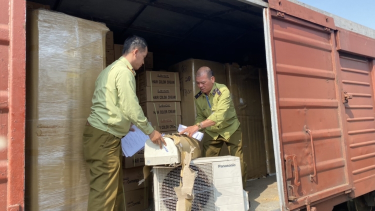 Quản lý thị trường Hà Nội: Phát hiện hàng trăm cục điều hòa, tủ lạnh trên toa tàu hoả có dấu hiệu nhập lậu (5/12/2019)