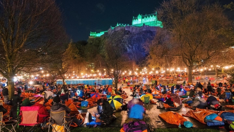 Hàng nghìn người ở Anh và Mỹ ngủ ngoài trời trong chiến dịch thường niên "The World's Big Sleep Out" để ủng hộ người vô gia cư và di cư trên toàn thế giới (11/12/2019)