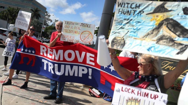 Người dân Mỹ xuống đường biểu tình ủng hộ việc luận tội Tổng thống Donald Trump (18/12/2019)
