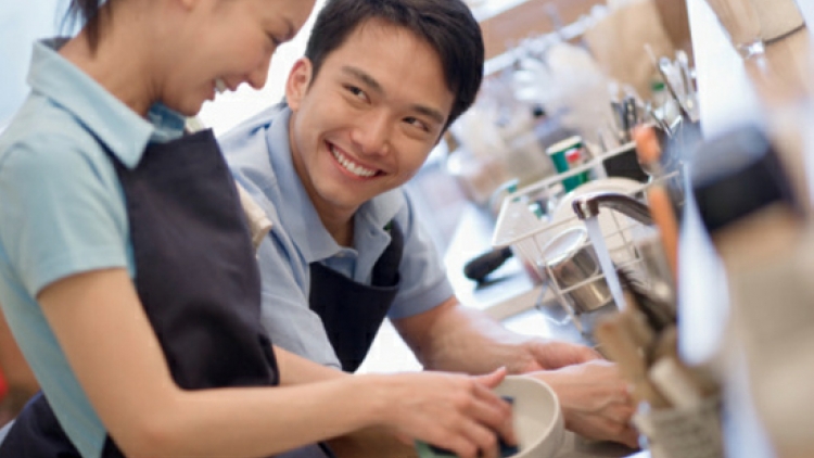 Hạnh phúc gia đình từ người chồng chia sẻ việc nhà với vợ (26/12/2019)