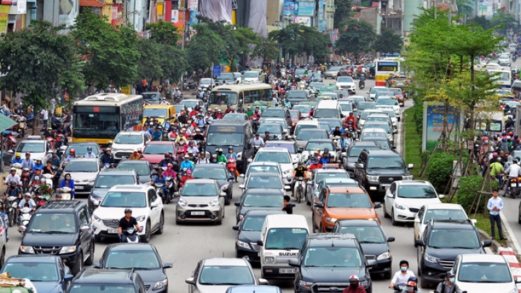 Nghỉ Tết, người dân đổ dồn trên những tuyến đường về quê khiến các hướng ra vào Hà Nội và thành phố Hồ Chí Minh bị ùn tắc kéo dài. Tuy vậy, tại các bến xe tương đối vắng, nhiều xe xuất bến trong tình trạng ế khách (Thời sự chiều 2/2/2019)