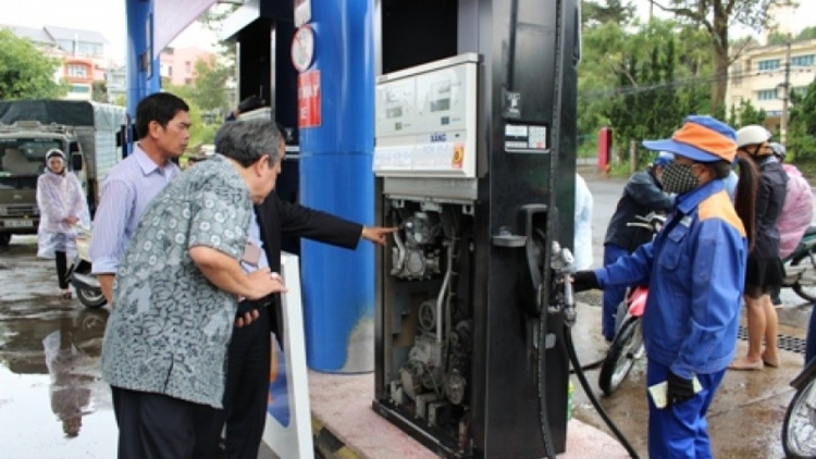 Cần dán tem niêm phong đồng hồ tổng tại các cột bơm xăng, dầu để tránh gian lận (7/3/2019)