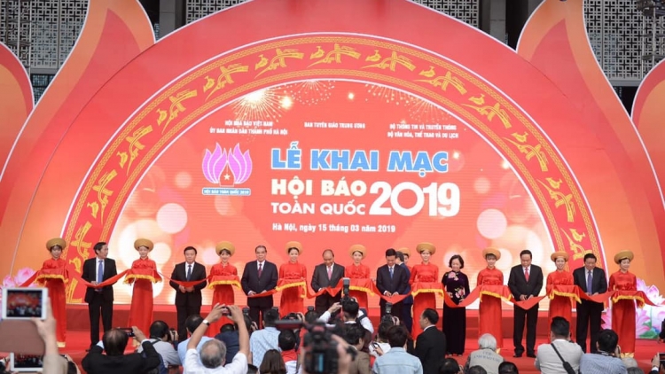 Dự và phát biểu khai mạc Hội báo toàn quốc năm 2019, Thủ tướng Nguyễn Xuân Phúc mong báo chí chú trọng tuyên truyền những mặt tích cực, góp phần lan tỏa những giá trị tốt đẹp, tạo niềm tin, lạc quan trong xã hội (Thời sự trưa 15/3/2019)