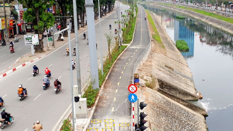 Lắp rào chắn xe máy trên đường đi bộ ven sông Tô Lịch (25/3/2019)