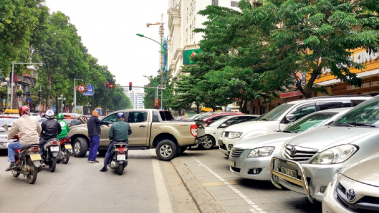 Thiếu bãi đỗ xe ô tô – Một trong những nguyên nhân gây ùn tắc giao thông (5/4/2019)