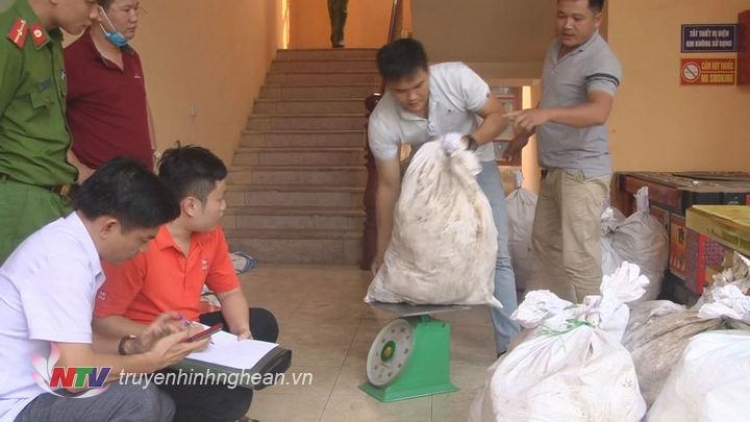 Công an Nghệ An thông tin chính thức về việc thu giữ lượng lớn chất ma túy, cho biết đã bắt ba đối tượng và thu giữ 700 kg ma túy đá (Thời sự đêm 17/4/2019)