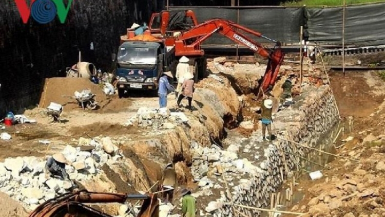Nhiều ý kiến lo ngại khi một phần kè dọc Hộ Thành Hào, thuộc dự án Bảo tồn, tu bổ và tôn tạo mặt Nam của Kinh thành Huế được dỡ bỏ và xây lại kè mới (Thời sự chiều 15/4/2019)