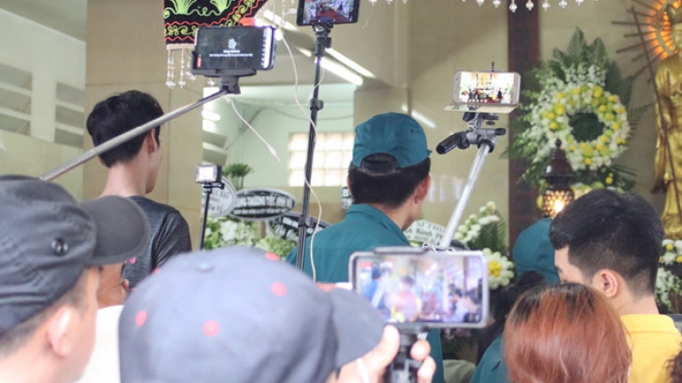 Một bộ phận người dân có vấn đề trong văn hóa ứng xử khi livestream hình ảnh trong đám tang (16/4/2019)