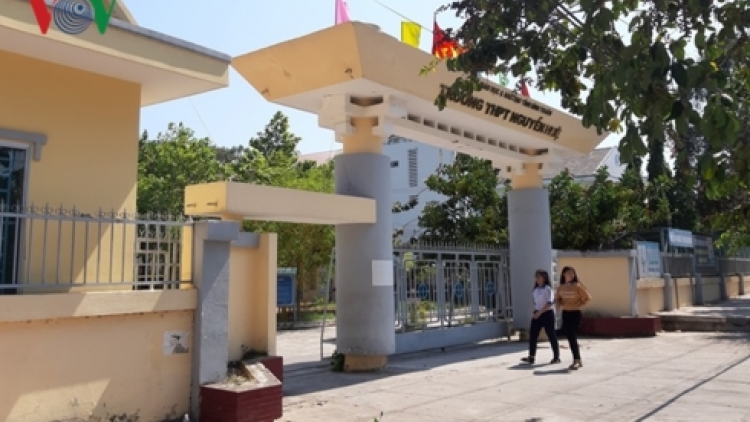 Tỉnh Bình Thuận tạm dừng buổi thi học kỳ 2 môn Văn lớp 12 do bị lộ đề (Thời sự trưa 3/4/2019)