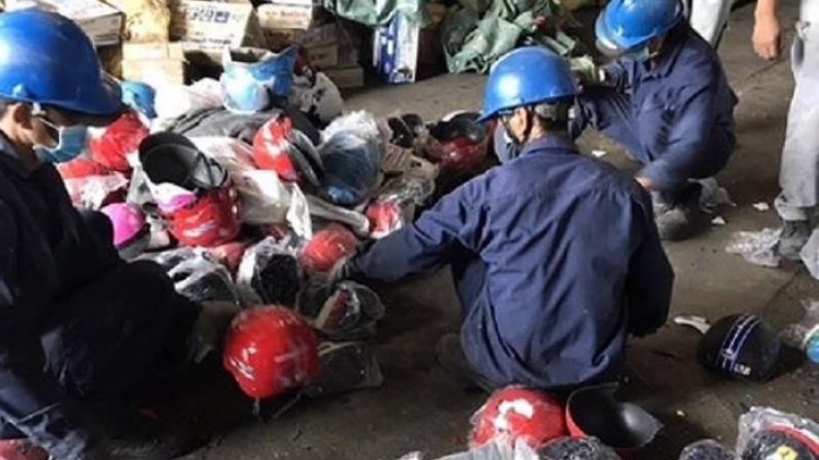 Quản lý thị trường thành phố Hồ Chí Minh tiêu hủy lô hàng nhập lậu hơn 2 tỷ đồng (2/4/2019)