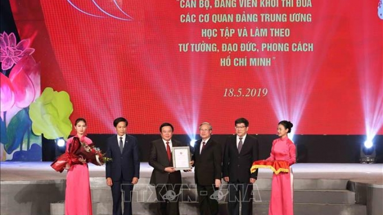 THỜI SỰ 21H30 ĐÊM 18/5/2019: Trao giải cuộc thi viết: “Cán bộ, đảng viên khối thi đua các cơ quan Trung ương học tập và làm theo tư tưởng đạo đức, phong cách Hồ Chí Minh".