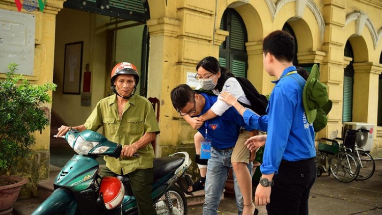 Những cống hiến thầm lặng mà ý nghĩa của lực lượng áo xanh thiện nguyện trong kỳ thi Trung học Phổ thông Quốc gia (27/6/2019)