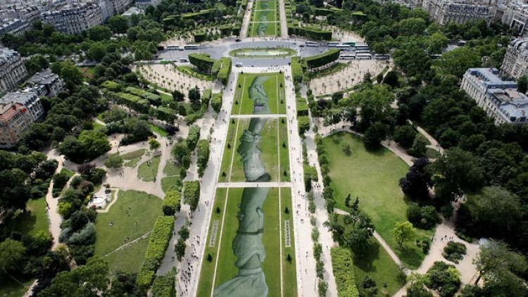 Bức tranh khổng lồ trên thảm cỏ Paris (20/6/2019)